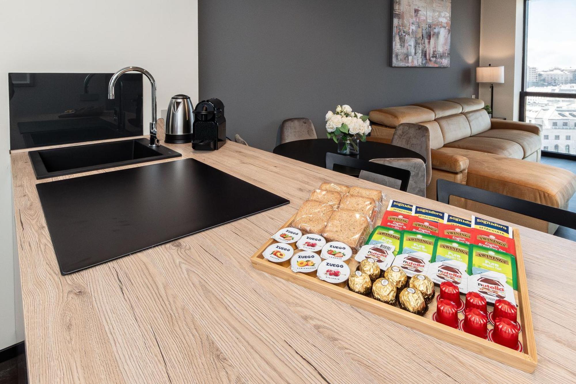 Free Parking In Luxury Suite With City View - Steps To Brignole Train Station 热那亚 外观 照片